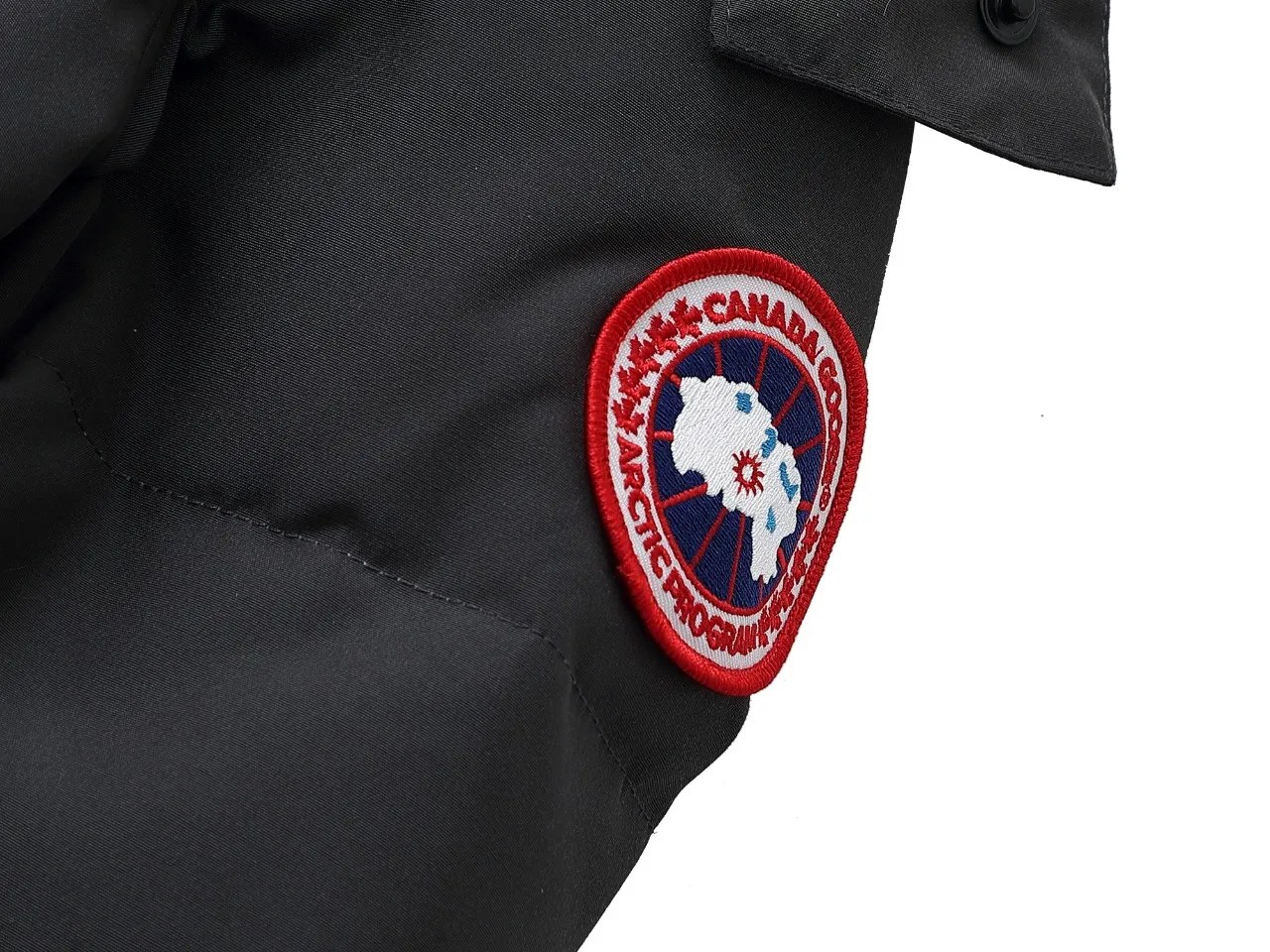 P840 Canada Goose Canada Goose #Expedition04 Parker, a treasure of Canadian origin! Limited supply worldwide! Canada Goose Model 04 is a top-notch couple model. The polar cold-proof outdoor series fur collar detachable hooded parka down jacket is the first Goose in 2024. I hope my partners will like it. Peak quality. I hope everyone can identify it together! The most popular cool items of the Big Goose family in 2024 are online. The same popular product of Yi Yang Qianxi is said to be a joint limited edition Big Goose that cannot be bought in autumn and winter. If you dislike the sameness of the Big Goose in the past, then this model will definitely give you a different experience! This year's most powerful couple's collection for autumn and winter is online, a top-notch luxurious ready-to-wear style, paired with an outdoor warm down jacket with great style and charm! The most standard and classic items of the Daye family in the past two years are equipped with unique reflective stripes for embellishment, which further shows the high-end fashion performance effect. With the embellishment of hardware buckles, it has excellent performance effect. The upper body is clean, simple and elegant, even for urban leisure. It is suitable for various occasions. Designed with large pockets, this model has a large capacity and is equipped with reflective stripes, making it safer at night. It is suitable for various adventure activities. It is made of windproof and waterproof technical materials. The interior is filled with full white duck down, which is absolutely cold-proof and warm. It also has a stand-up collar design and fine fluff at the collar, with meticulous attention to detail! The charm of this model is also more spiritual, and the upper body has more temperament and specifications. It perfectly shows the ultra-high standard of fashionable performance of this model, integrating outdoor and life, and you can even create high-street wear! The most pinnacle limited-edition goose that we have presented so far, both in terms of design and detailed materials, it is completely outstanding. The grand and evergreen version design is matched with cool reflective elements. The overall appearance can be said to be quite high, and it has that kind of powerful outdoor performance! It combines high-end casual attributes with high-street style. It is high-grade, domineering, warm, and beautiful. The visibility of the upper body is quite strong, and the configuration of the owl element is highly brand-recognizable. The overall brand performance and visual effects are fully enhanced, and it also has the high-end sense of fashion and fashionable performance. It is a must-buy product because this is the most awesome down brand on the earth and one of Canada's three national treasure brands. It is also a very sentimental down luxury brand. In the field of polar cold-proof clothing, goose has made an irreplaceable contribution.. SIZE: XS S M L XL XXL Color: black, off-white, red, navy blue, gray